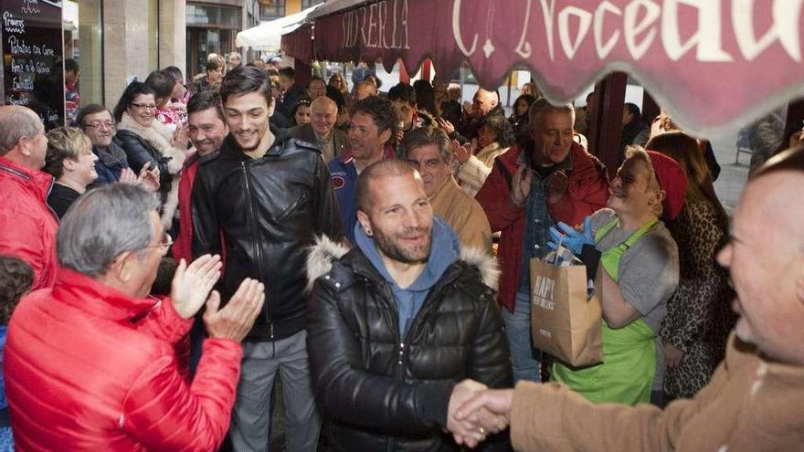 Barba y Lora, en la inauguración de la peña sportinguista Noceda de Sama