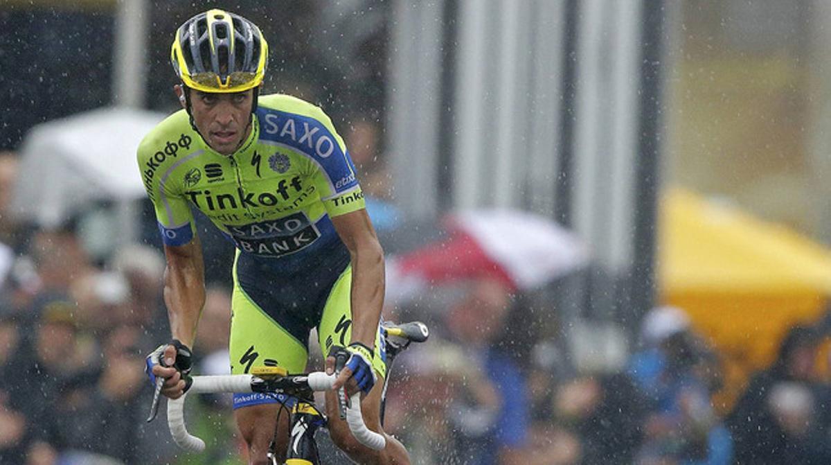 Alberto Contador recorre els últims metres abans de travessar la meta de la vuitena etapa, a Gérardmer.