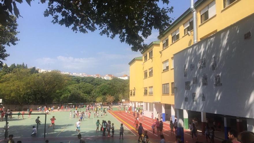 Alumnos del colegio Vicente Aleixandre, ayer, en el recreo.