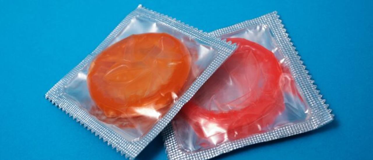 Imagen de archivo de dos preservativos.