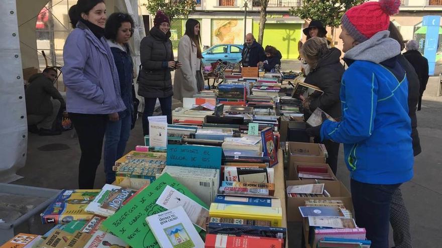 Asistentes al &quot;Mercalibro&quot; de la asociación &quot;Parres Kinshasa&quot; en Arriondas, ayer.