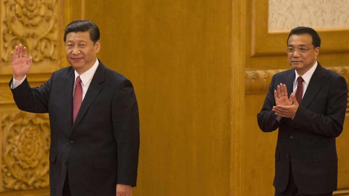 El nuevo líder del PCCH, Xi Jinping (izquierda), saluda, aplaudido por Li Keqiang, este jueves en Pekín, a su llegada a una rueda de prensa.
