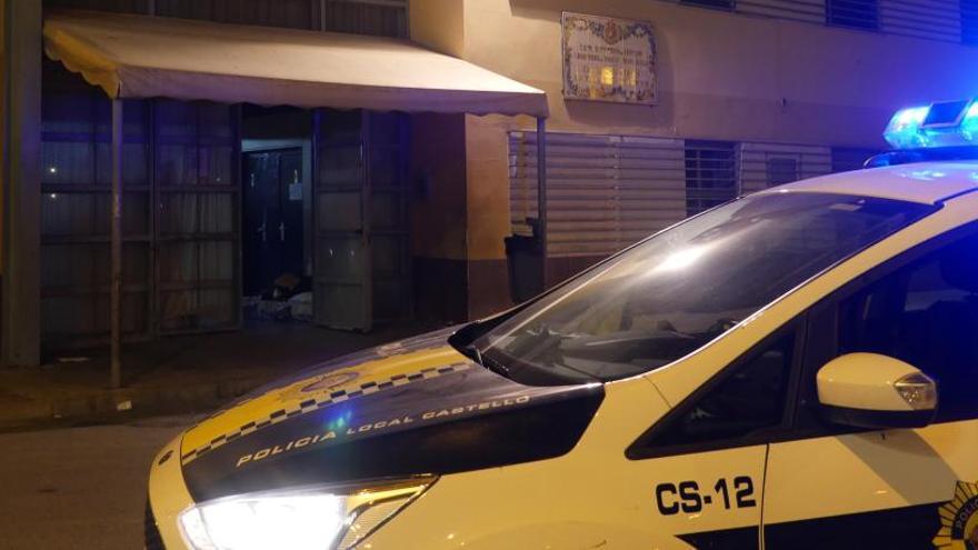 Arranca parte de la oreja y rompe la muñeca a una mujer en una pelea en un bar