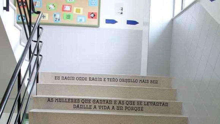Versos nos chanzos das escaleiras dun centro educativo.