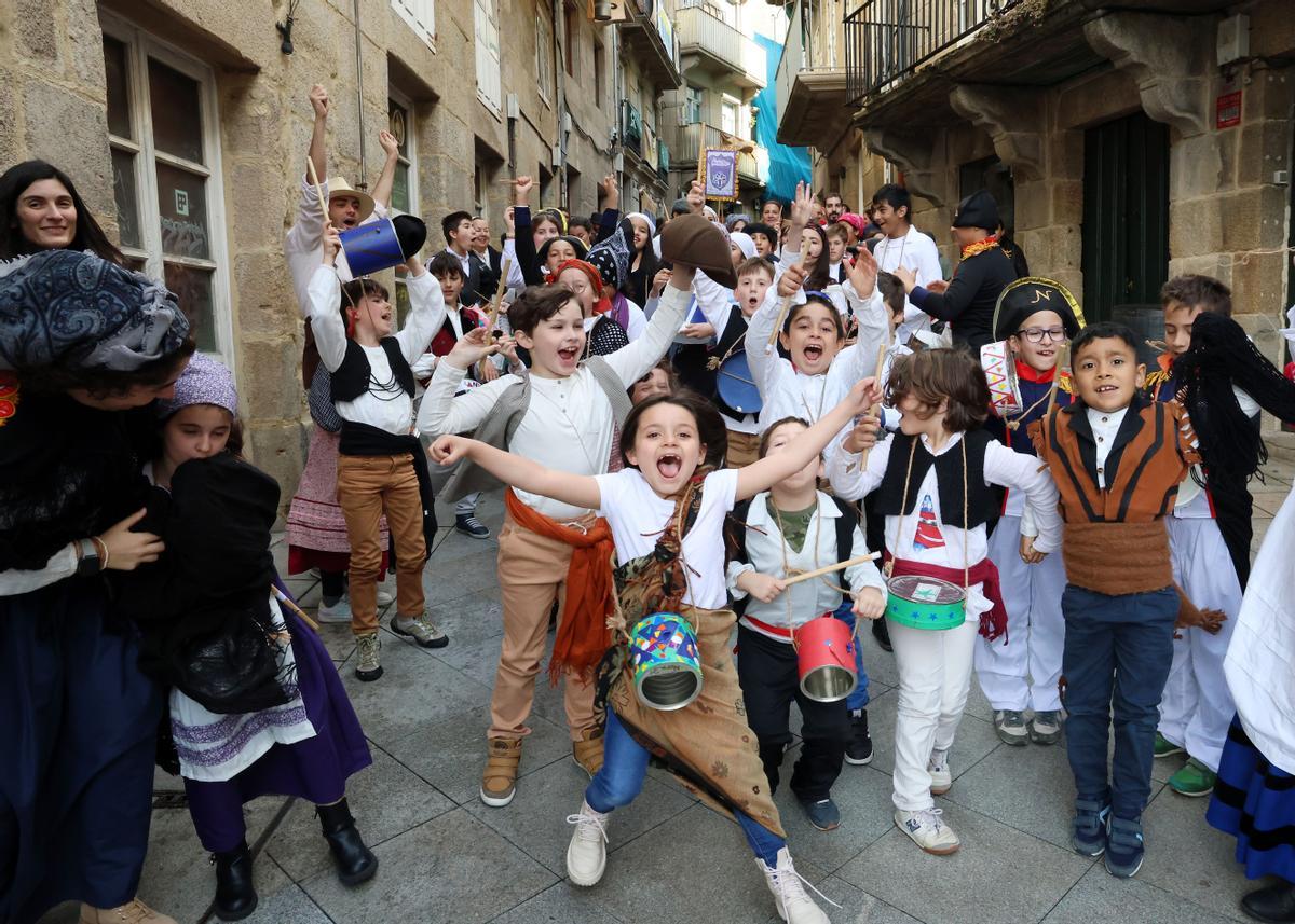 SEXTA JORNADA DE LA FIESTA DE LA RECONQUISTA DE VIGO 2023. ESCOLARES DE 28 COLEGIOS DE VIGO CELEBRAN LA RECONQUISTIÑA CON UN DESFILE CON TAMBORES ENTRE PORTA DO SOL Y O BERBES / NIÑOS