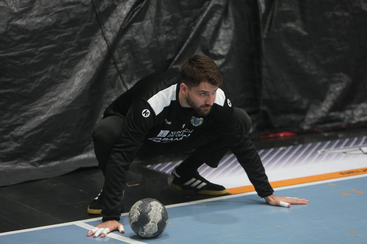 El portero croata realiza estiramientos durante una sesión preparatoria en el pabellón de O Gatañal.