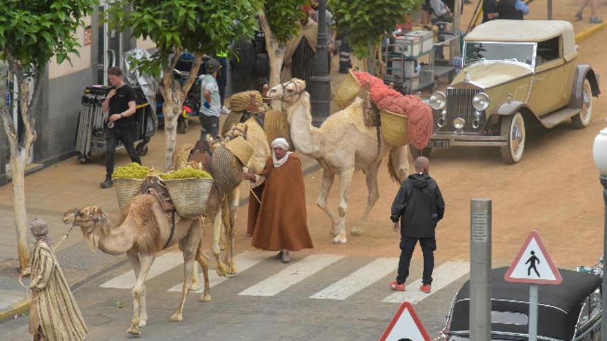 Camellos y extras seguidos por un Rolls Royce, ayer en la calle Muro.