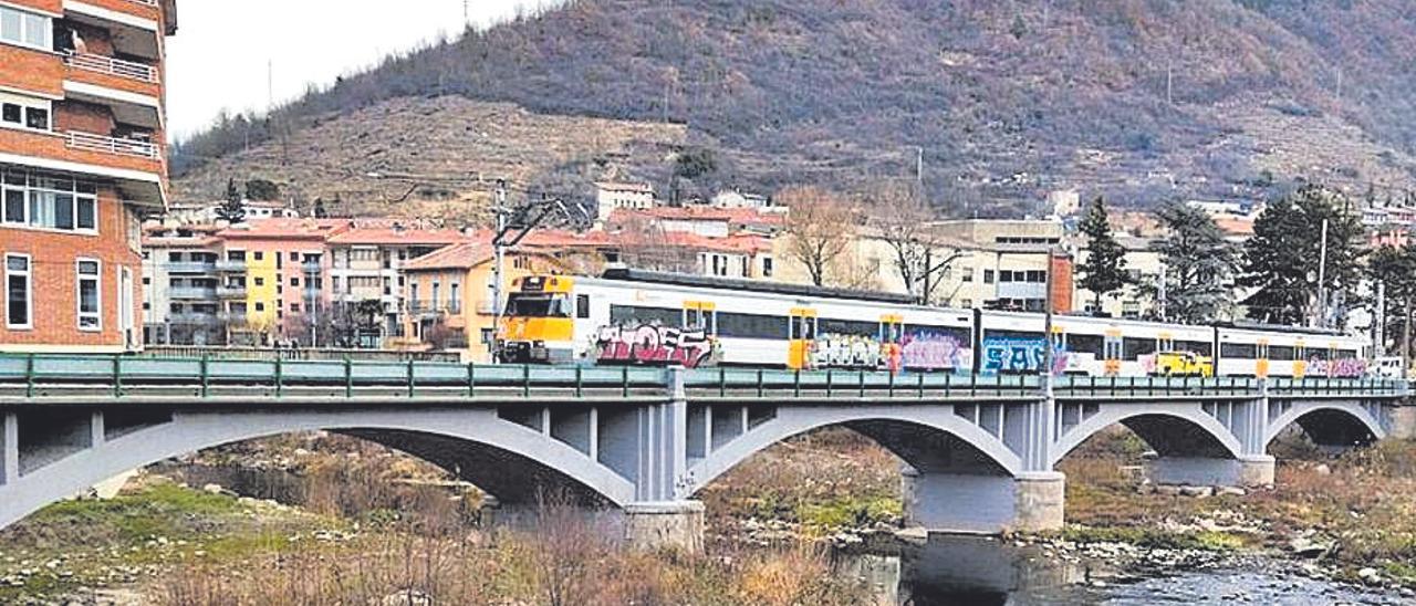 Un tren al pont del ferrocarril de Ripoll