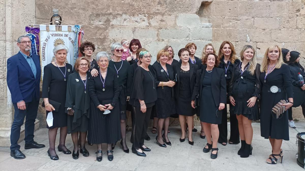 La alcaldesa de Gaibiel, Ester Giralte, junto a la representación del municipio.