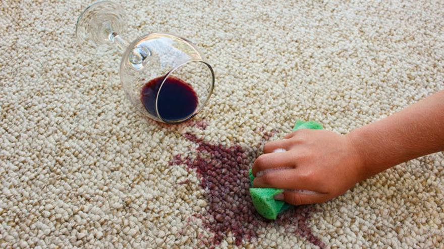 Cómo eliminar las manchas de vino de tus manteles - Información