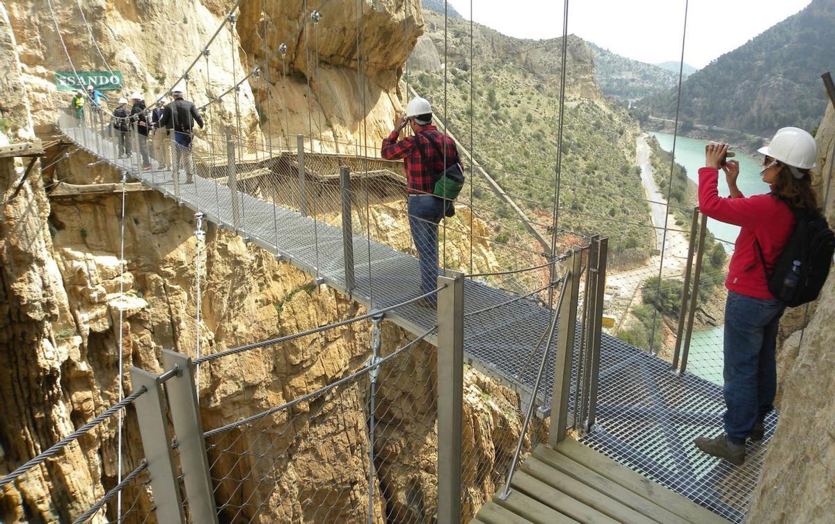 La Diputación quiere incentivar las experiencias en torno al Caminito del Rey. PASARELA