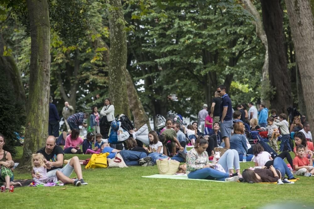 Multitudinario reparto del bollo en San Mateo