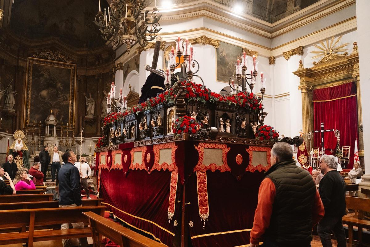 La Hermandad del Cristo de las Tres Caídas durante el retranqueo.