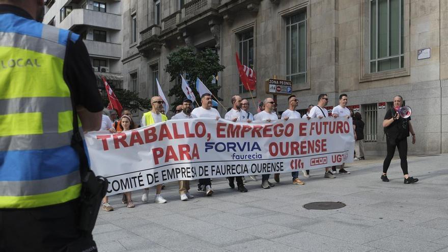 CC OO y UGT muestran su «total desacuerdo» ante la venta de Forvia Interiores, con planta en Ourense, al fondo Apollo