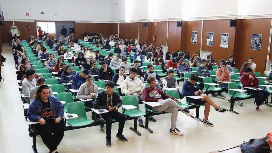 Jóvenes durante un examen de acceso a un ciclo medio de FP. // Ricardo Grobas