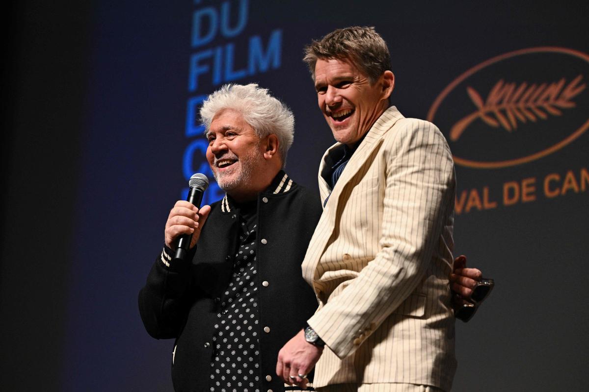 Pedro Almodóvar aterriza en Cannes. El cineasta estrena en Cannes el mediometraje ‘Extraña forma de vida’, con Ethan Hawke y Pedro Pascal, un wéstern protagonizado por dos gais que subvierte el género