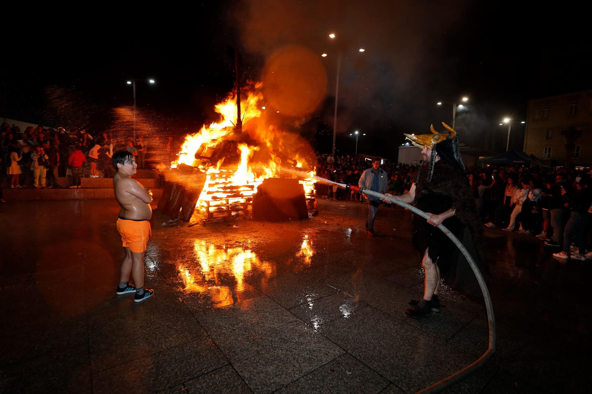 Miles de personas llenaron O Berbés durante la noche