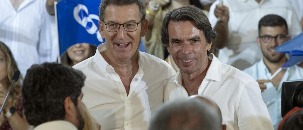 Alberto Núñez Feijóo y José María Aznar durante un acto de la campaña electoral del 23J en Murcia.