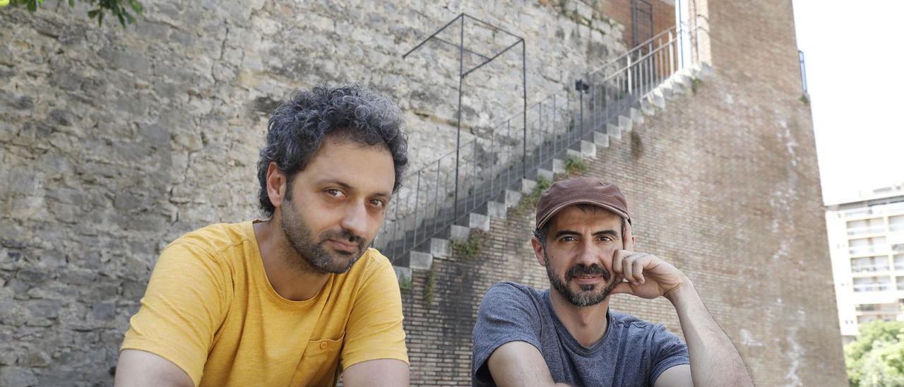 Joan Enric Barceló i Ferran Piqué, els dos components afincats a Girona del grup que van participar a l’entrevista. | NOMBRE FEQWIEOTÓGRAFO