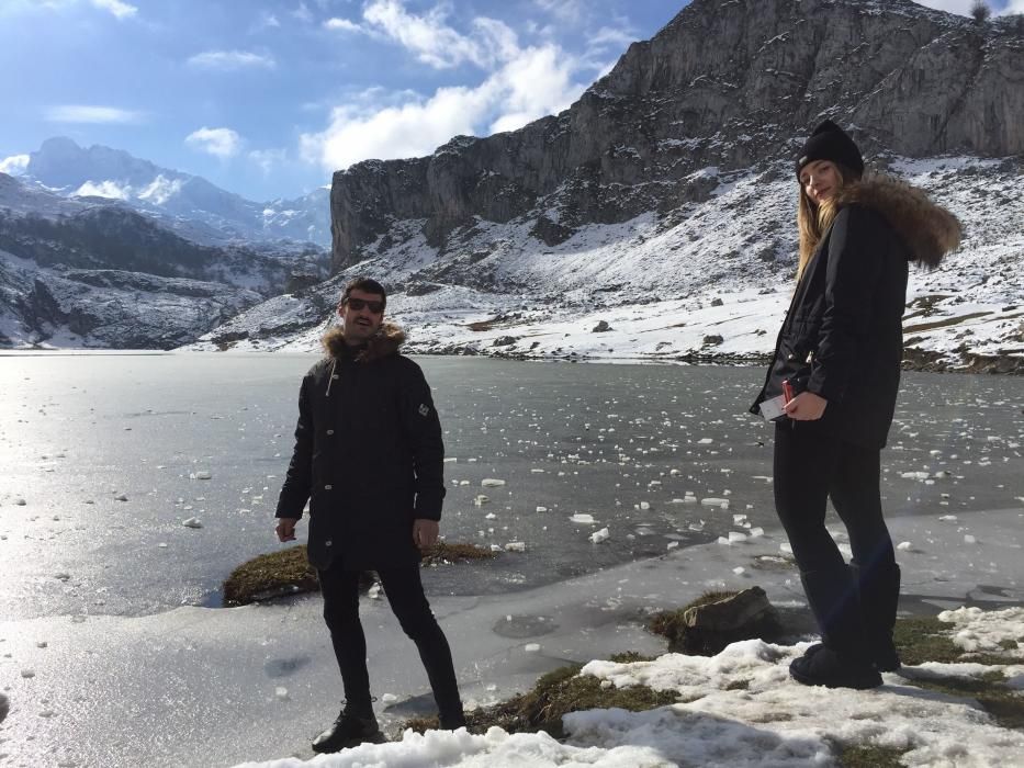 Turistas caminando sobre el lago Ercina
