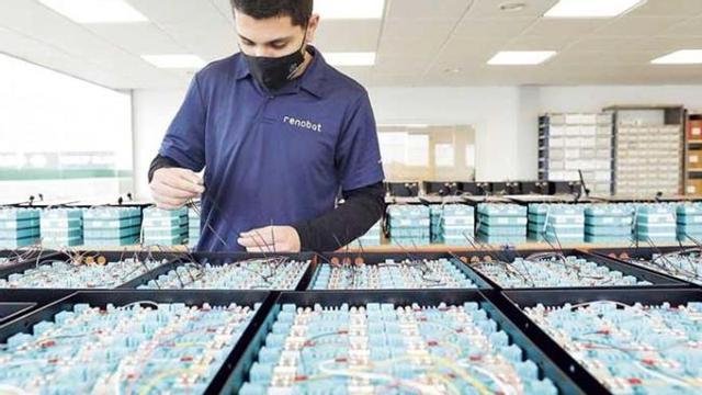 Un treballador davant d'alguns dels elements que comercialitza i fabrica Renobat