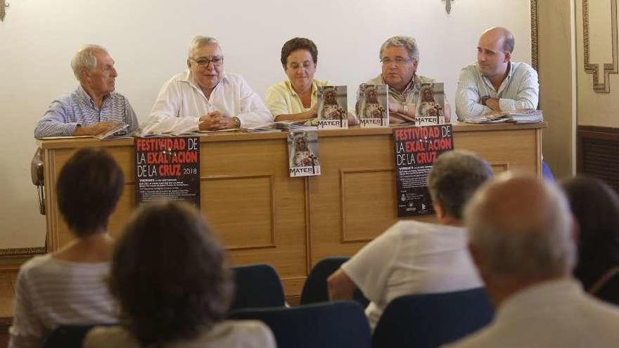 Por la izquierda, Antonio Sabino, Josefa Sanz, Belén Fernández, Román Álvarez e Iván Álvarez, ayer, en la parroquia de Santo Tomás, durante la presentación de los actos de la festividad de la Exaltación de la Cruz.