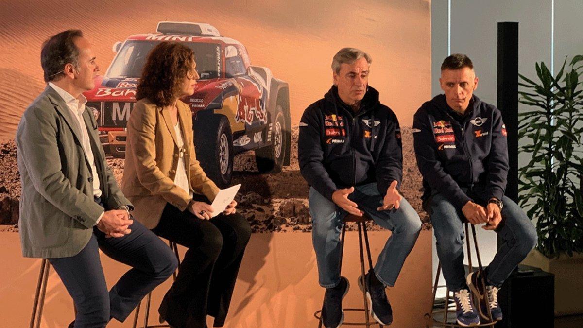 Carlos Martínez, nuevo director de Mini y Pilar García de la Pueba, directora de Comunicación, junto a Carlos Sainz y Lucas Cruz