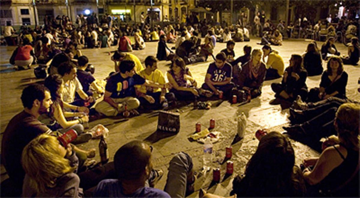 Grupos de jóvenes consumen alcohol en el centro de la plaza del Sol.