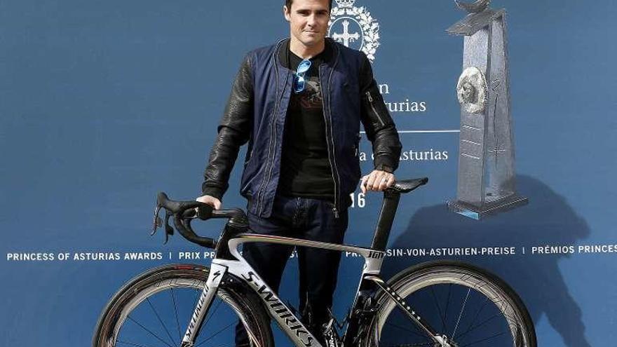 Gómez Noya posa con una bicicleta en un acto.