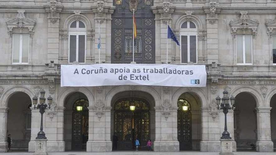 La pancarta en la fachada del palacio municipal de A Coruña.