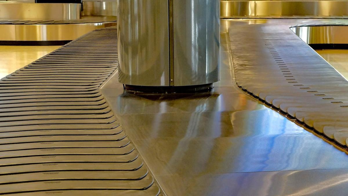 Una cinta transportadora de maletes en un aeroport