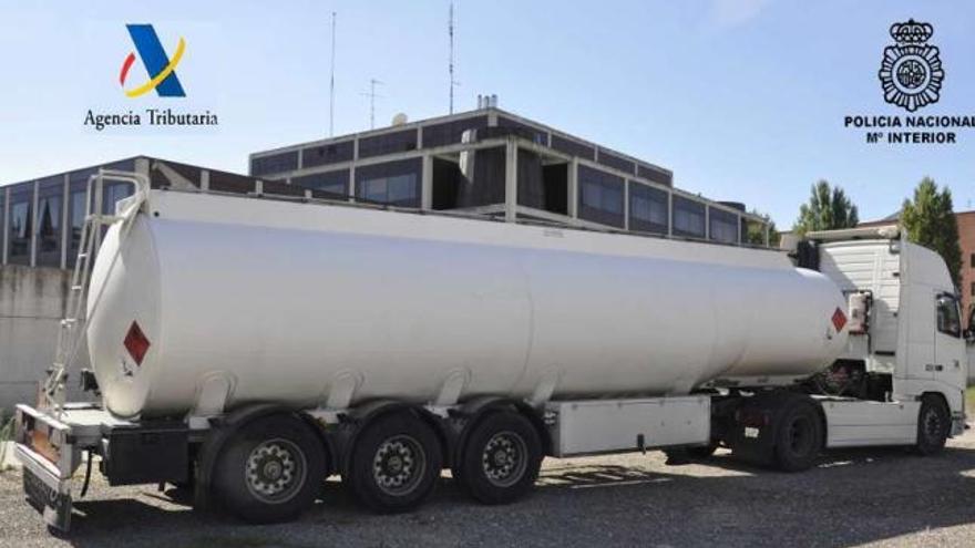 El camión cisterna intervenido en Burgos, que descargaba 32.000 litros de gasóleo fraudulento. / la opinión