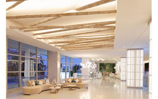 El lounge del Amare Beach Hotel