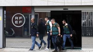 Agentes de la UCO, a la salida este miércoles de la sede de la Federación Española de Fútbol.