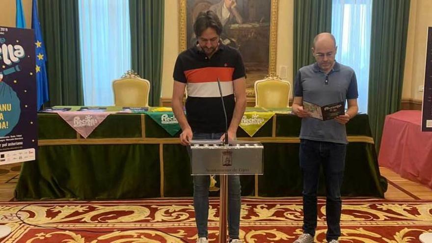 Alberto Ferrao, a la izquierda, y David Guardado, ayer, durante la presentación del VII Día de la Reciella.