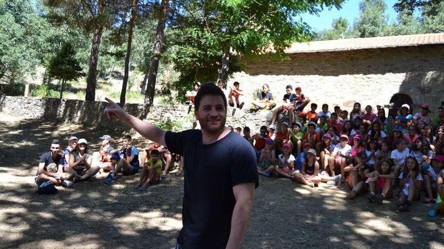 Juan Alberto Benítez con los niños del campamento de San Lorenzo, en Sejas.