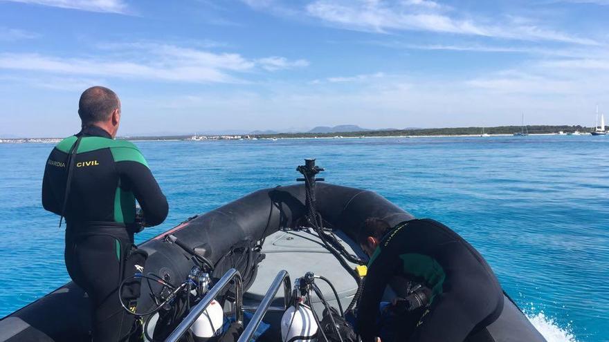 La Guardia Civil busca en el mar el brazo amputado de una de las víctimas.