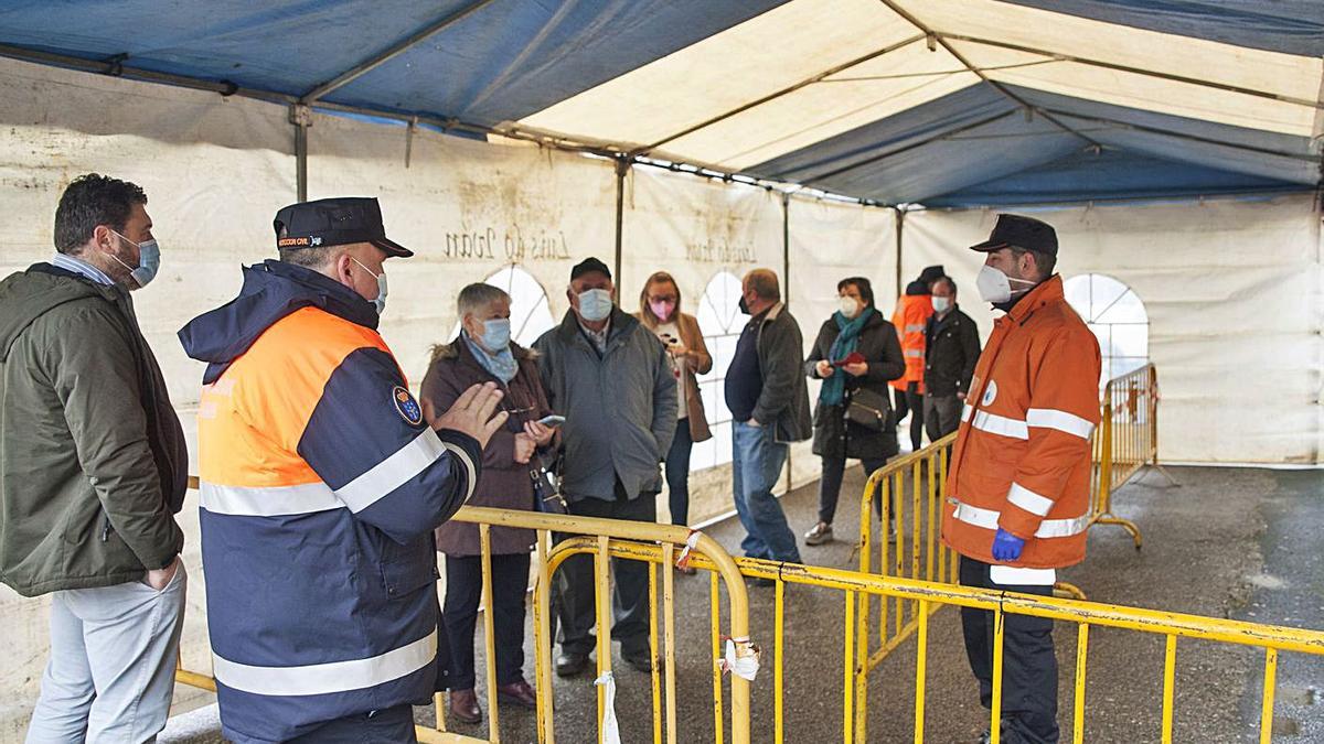 Vecinos de Agolada, ayer, esperando para someterse al cribado. |   // BERNABÉ / ANA AGRA