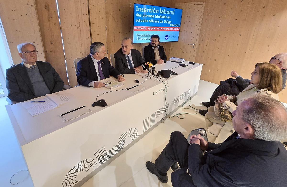 El director del Observatorio, Luis Espada junto al presidente del Consello Social de la UVigo, Ernesto Pedrosa; el rector Manuel Reigosa  y el analista Víctor Martínez  en la presentación del informe, ayer.