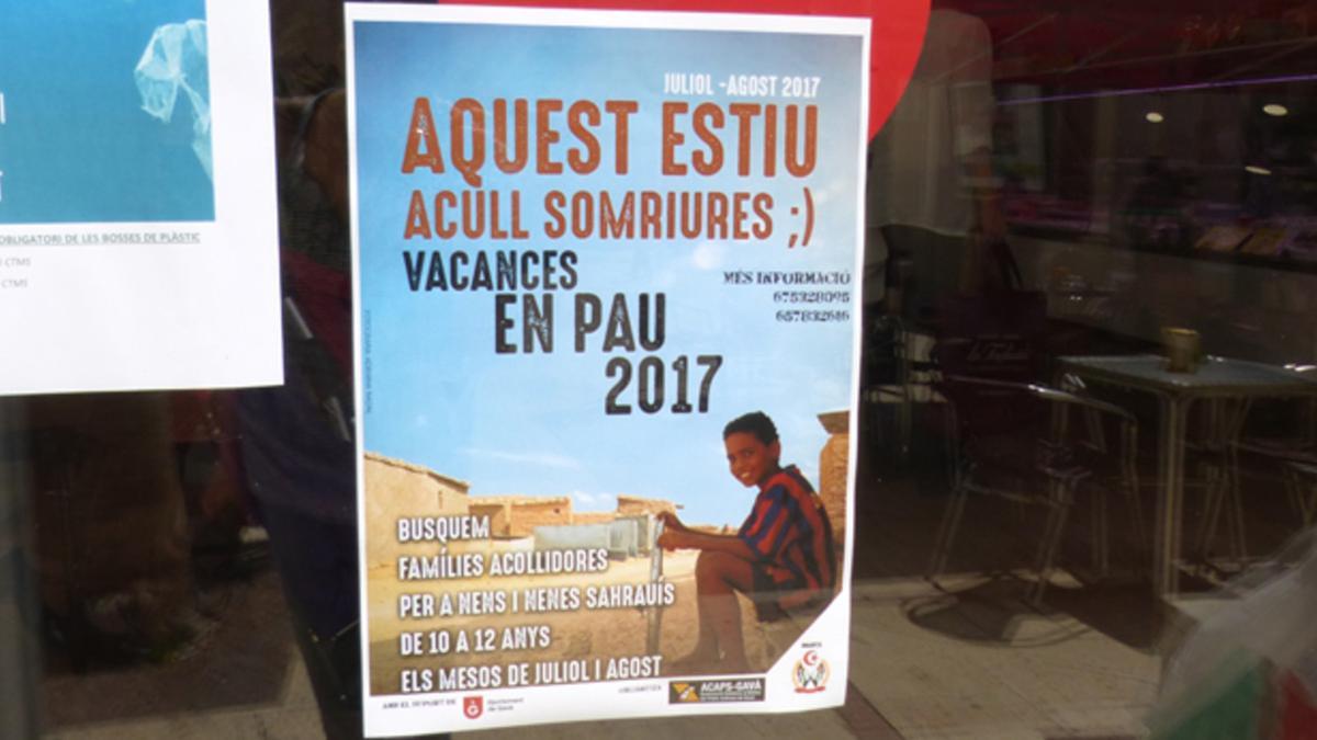 El cartel de la campaña que anima a acoger niños saharauis en Gavà.