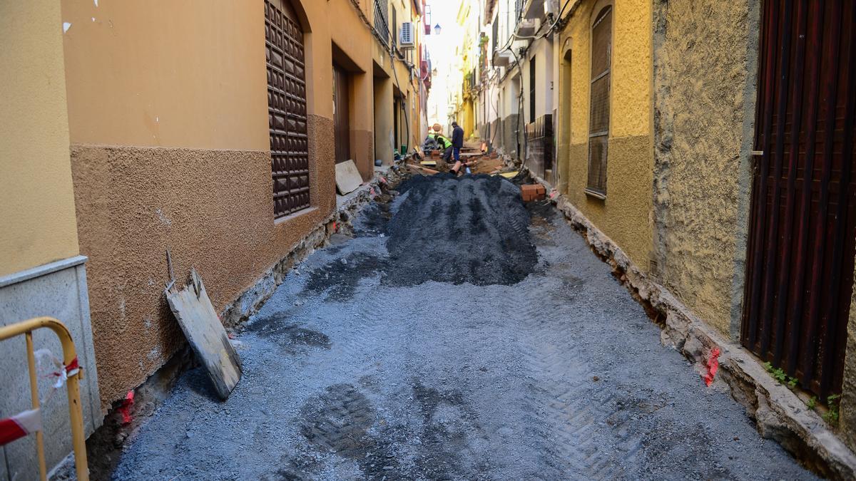 Obras de cambio de tuberías de agua, en la calle Cartas de Plasencia.