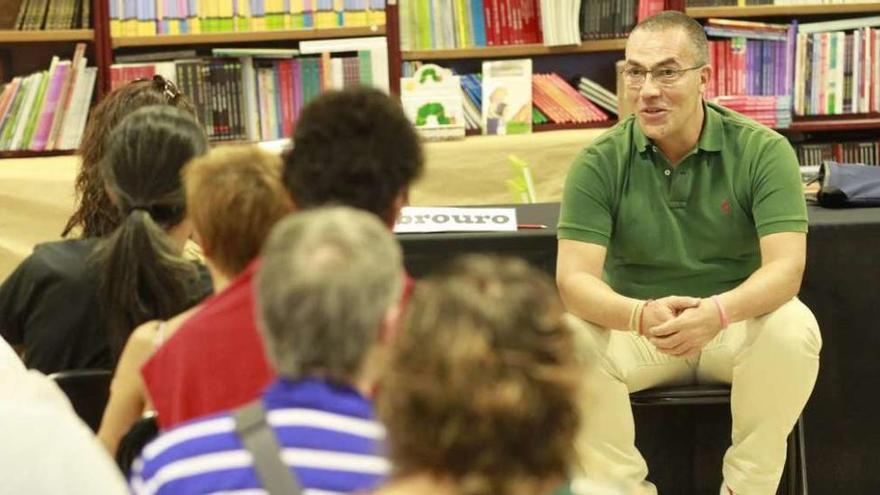 Ramón Arroyo en la presentación de su obra, ayer, en la librería Librouro de Vigo. // J. Lores