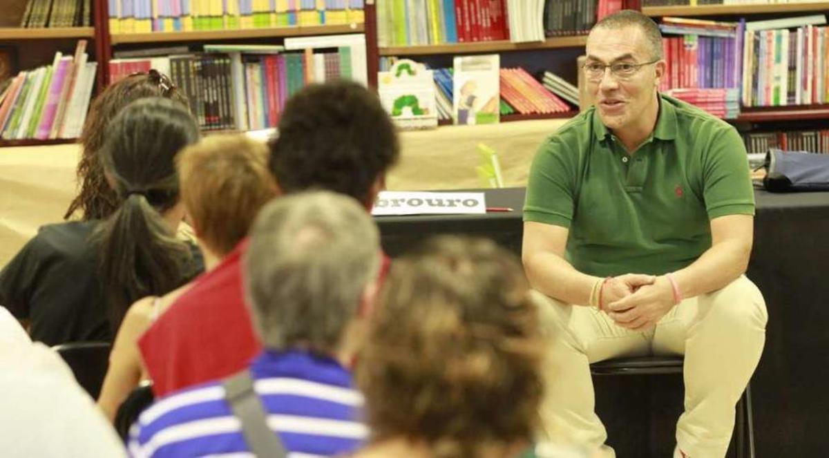 Ramón Arroyo en la presentación de su obra, ayer, en la librería Librouro de Vigo. // J. Lores