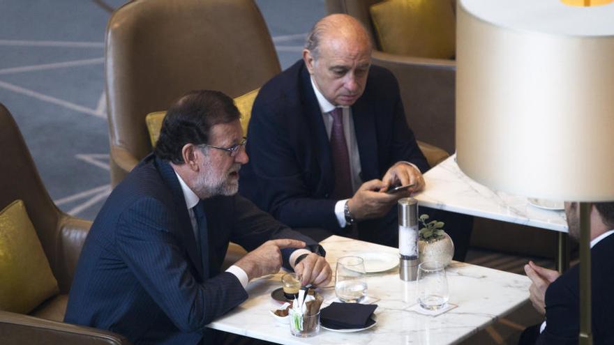 Fernández Díaz, a la foto esmorzant amb Rajoy, va demanar respecte per a ell i per a De Alfonso  EFE