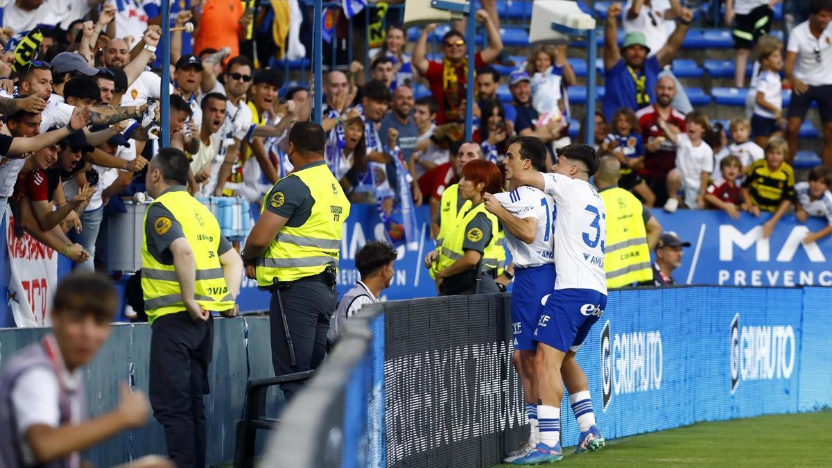 Francho y Liso celebran con los aficionados un gol del Real Zaragoza al Elche en La Romareda.