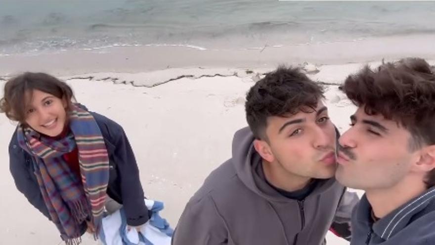 La pareja de moda de Operación Triunfo repite beso en las islas Cíes
