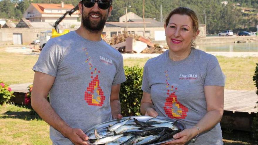 El chef Álvaro Fuentes y Rosa Sánchez, del bar Porto, promotores de la fiesta de San Xoán. // Muñiz