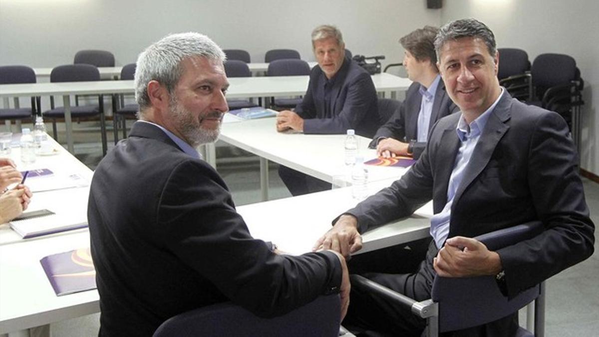 Xavier García Albiol y el presidente de Societat Civil Catalana, Josep Ramon Bosch, este martes en la sede del PPC.