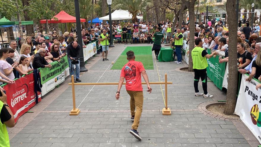 Así ha sido el duodécimo campeonato de lanzamiento de hueso de dátil en Elche