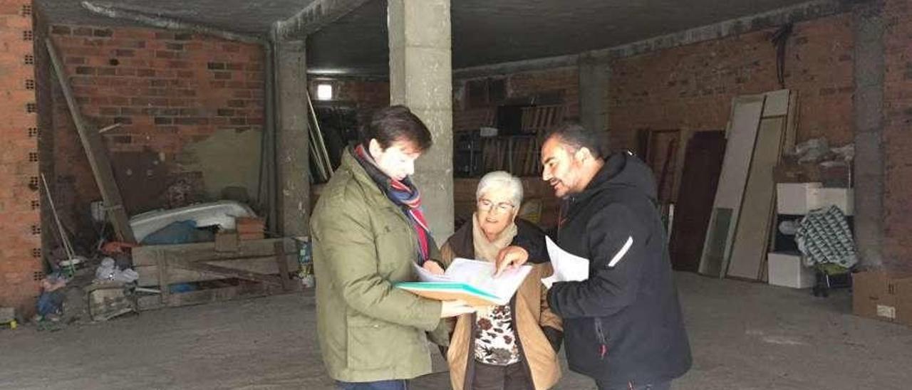 El abogado Francisco Pérez Platas, junto a Severina González y Lucas González, en el interior del local.